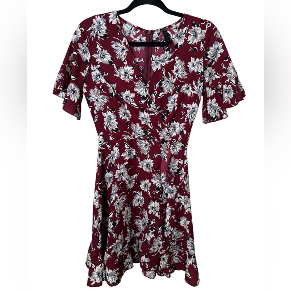* Dresscode Chic Floral Mini Dress in Burgundy